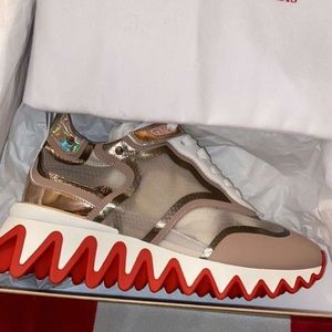 CHRISTIAN LOUBOUTIN
Loubishark Donna Red Sole Runner Sneakers